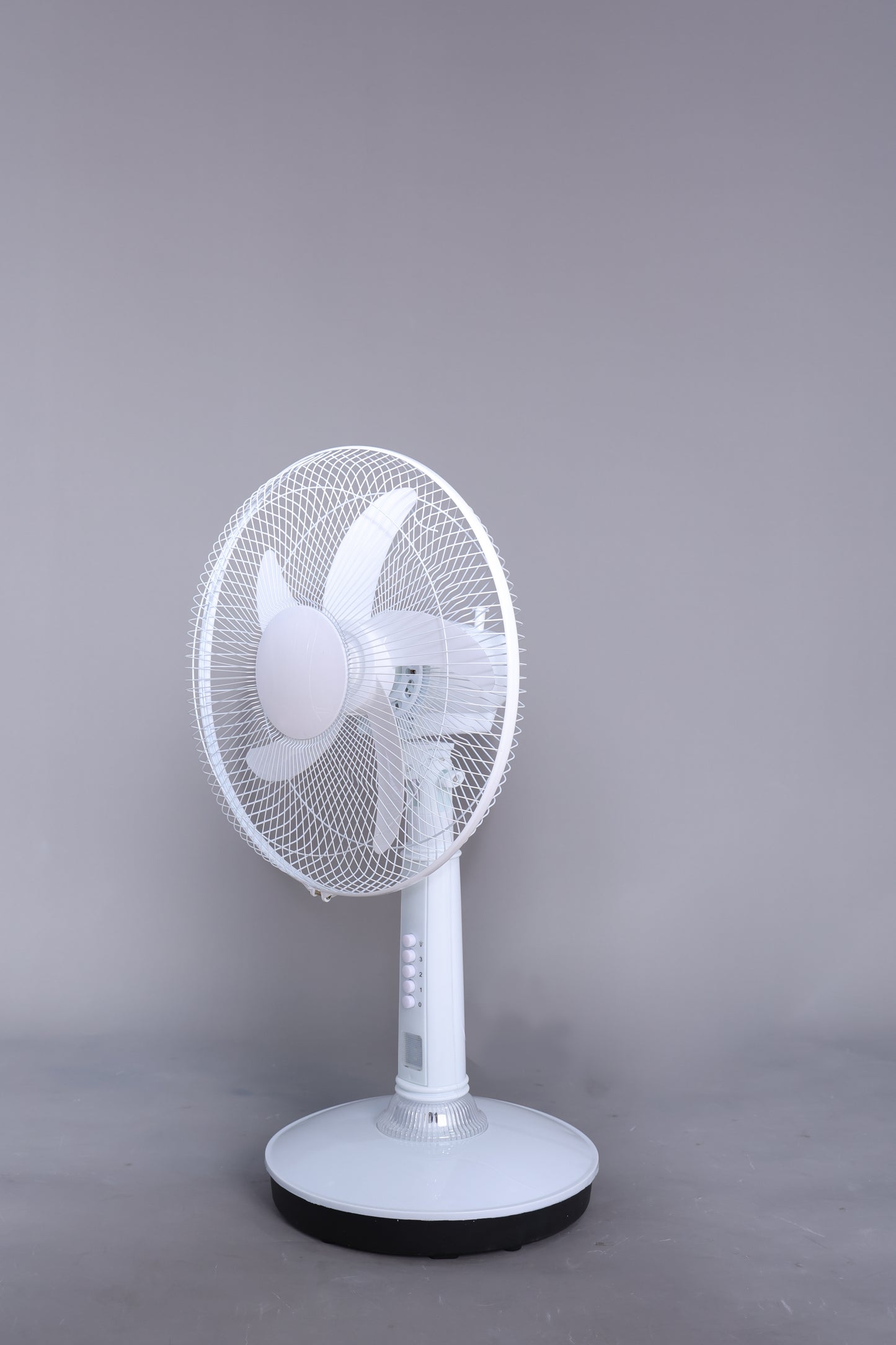 Ventilador de mesa de 16¨ RECARGABLE