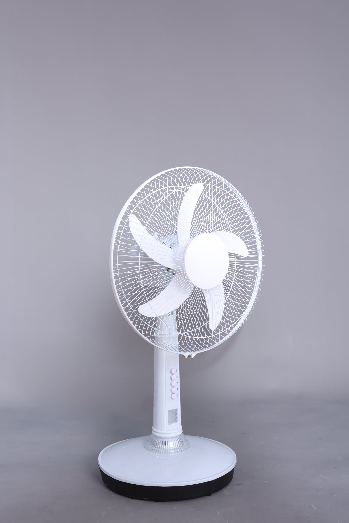 Ventilador de mesa de 16¨ RECARGABLE